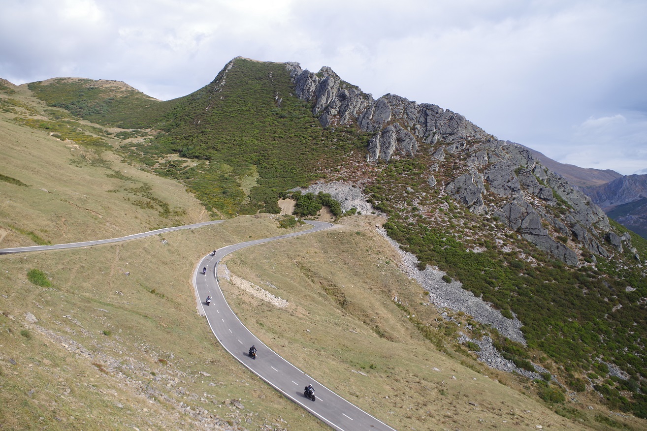 bajando en moto el puerto de la Cubilla, Asturias