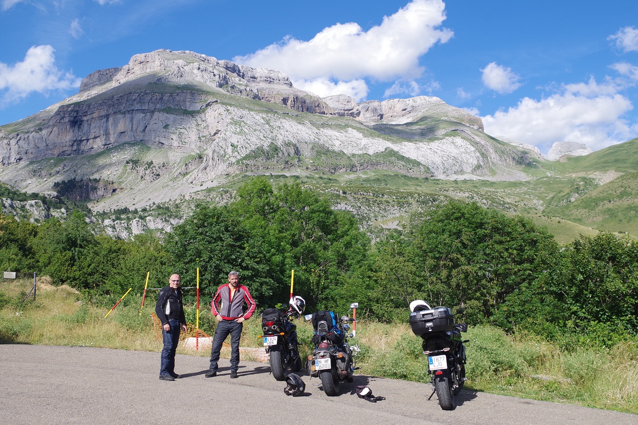 macizo del Bisaurín, carretera de subida al refugio de Lizara